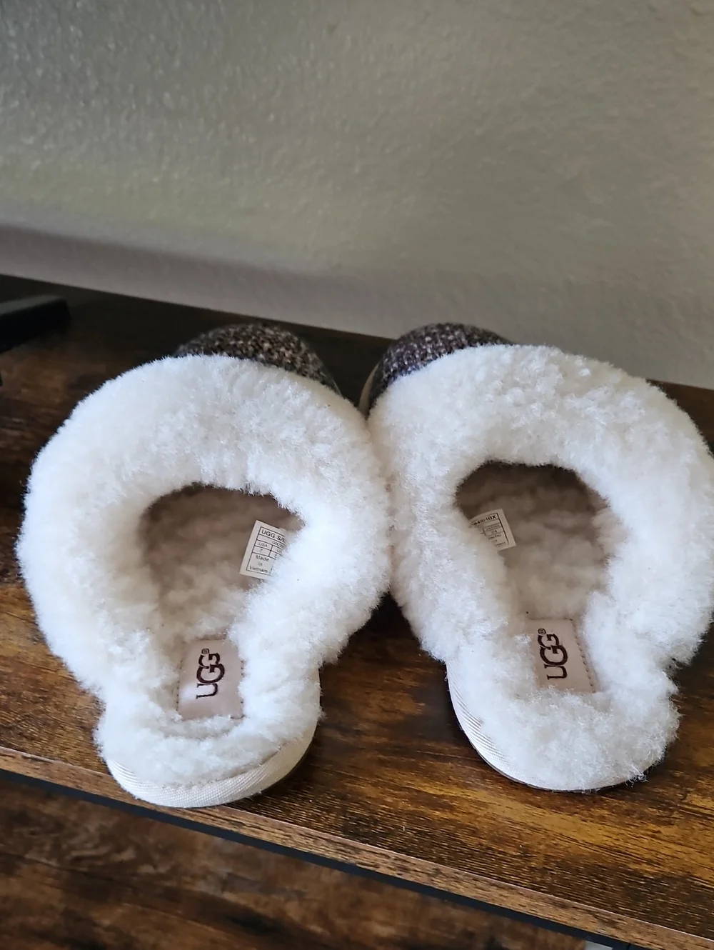 UGG Kids Sequin Clog Slippers in Silver with White Fur Cuff Size 7
